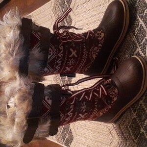 the original Muk Luks boots, BRAND NEW, size 9.